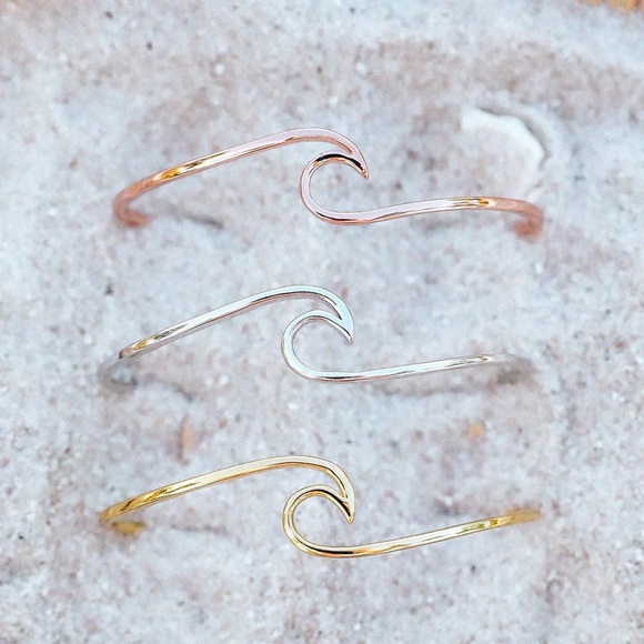 💥2 for $18💥Stunning and Simple Wave Cuff in Silver or Gold! - Picture 2 of 5